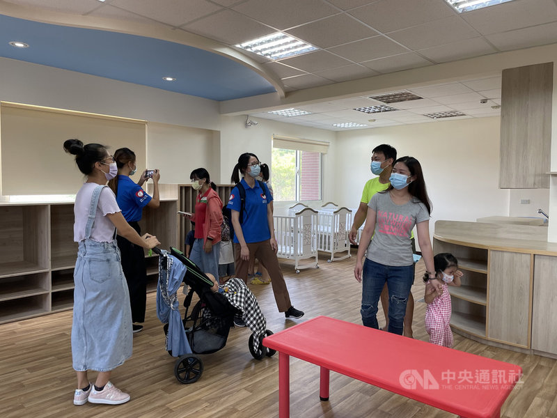 金門縣第一家社區公共托育家園「東沙社區公共托育家園」預定8月7日營運,29日舉行招生說明會,安排工作人員向家長介紹室內環境。中央社記者黃慧敏攝 110年7月29日