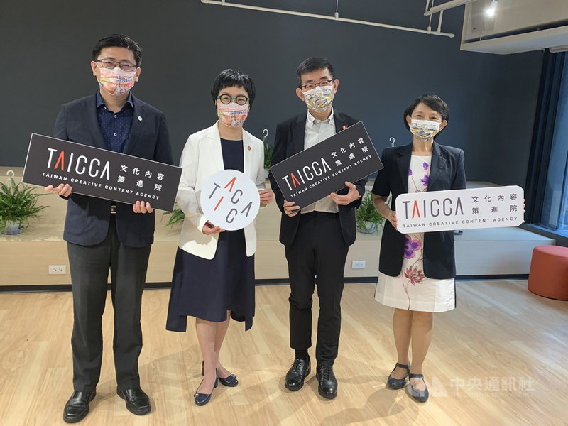 文策院長李明哲(右2)6月到任後,29日與文策院董事長丁曉菁(左2)、副院長盧俊偉(左)、張文櫻(右)公開合體亮相,盼未來能更加促進文化產業發展。中央社記者王心妤攝 110年7月29日