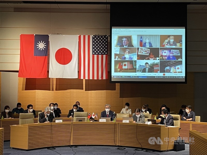 台灣、美國、日本重量級國會議員參加的首屆「台美日戰略對話」29日採線上會議方式舉行,共享民主等價值觀的台美日將更團結對抗中國。會議現場掛出三國國旗。中央社記者楊明珠東京攝 110年7月29日
