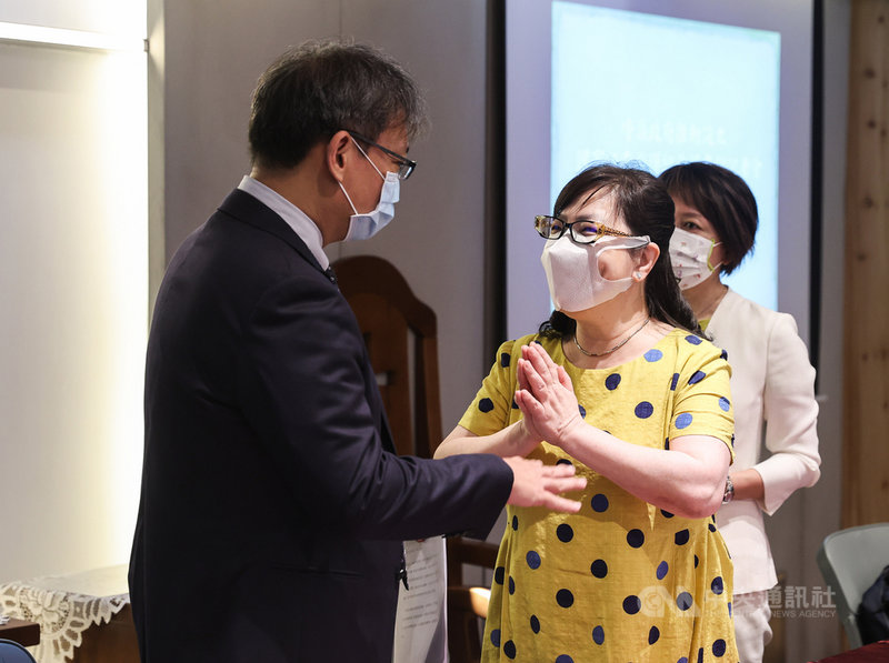 李登輝基金會與近20個本土社團共同發起連署,29日上午舉行記者會,呼籲政府推動設立國家級李登輝紀念圖書館,李登輝基金會董事長李安妮(前右)在會中與台灣大學總務長葛宇甯(左)交換意見。中央社記者鄭清元攝 110年7月29日