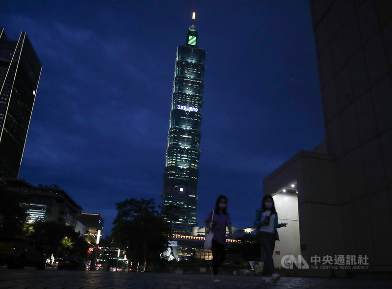 台北101在29日晚間6時30分至10時於外牆點燈，藉此感謝每位在場上努力拚戰不懈的東京奧運參賽選手、為得獎選手大聲喝采，更號召全民一起為即將上場的選手集氣加油。中央社記者張新偉攝 110年7月29日