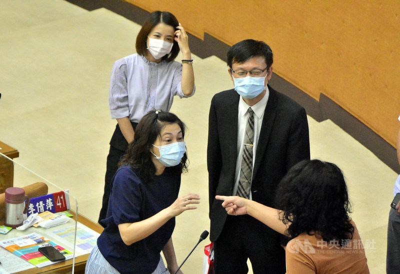 民進黨籍新北市議員李倩萍(前左)29日在市議會總質詢,關心疫情期間師生遠距離教學能力與學習落差,新北市教育局長張明文(後右)表示,9月開學後,上課方式將調整,以實體授課優先,非不得已不會以線上混和實體授課。中央社記者黃旭昇新北市攝 110年7月29日