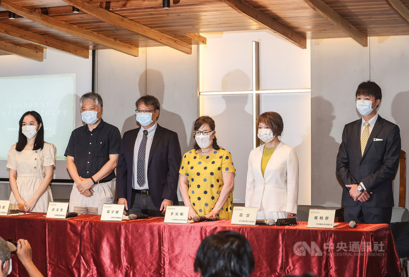 李登輝基金會與近20個本土社團共同發起連署,29日上午舉行記者會,呼籲政府推動設立國家級李登輝紀念圖書館,李登輝基金會執行長鄭睦群(右起)、民進黨立委范雲、李登輝基金會董事長李安妮、台灣大學總務長葛宇甯、台灣教授協會會長許文堂、台灣大學研究生協會會長吳依潔等人到場與會。中央社記者鄭清元攝 110年7月29日