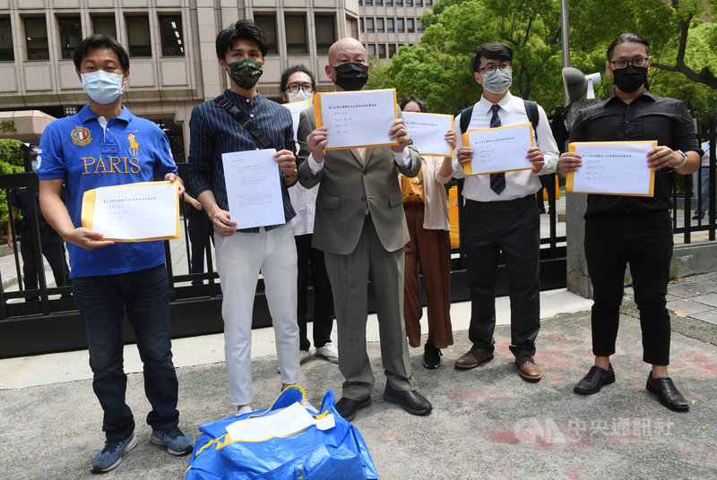 「清林散昶」發起罷免無黨籍立委林昶佐活動,提案領銜人周世雄(前左)、廖繼斌(前中)等人,29日將3500份第一階段罷免提議書送到中選會。中央社記者施宗暉攝 110年7月29日
