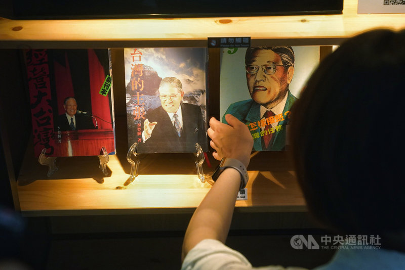 前總統李登輝逝世週年,由國史館主辦,李登輝基金會協辦「關鍵1991:李登輝與台灣民主元年」展覽將於30 日在國史館開展,展場陳列前總統李登輝相關刊物。中央社記者徐肇昌攝 110年7月29日