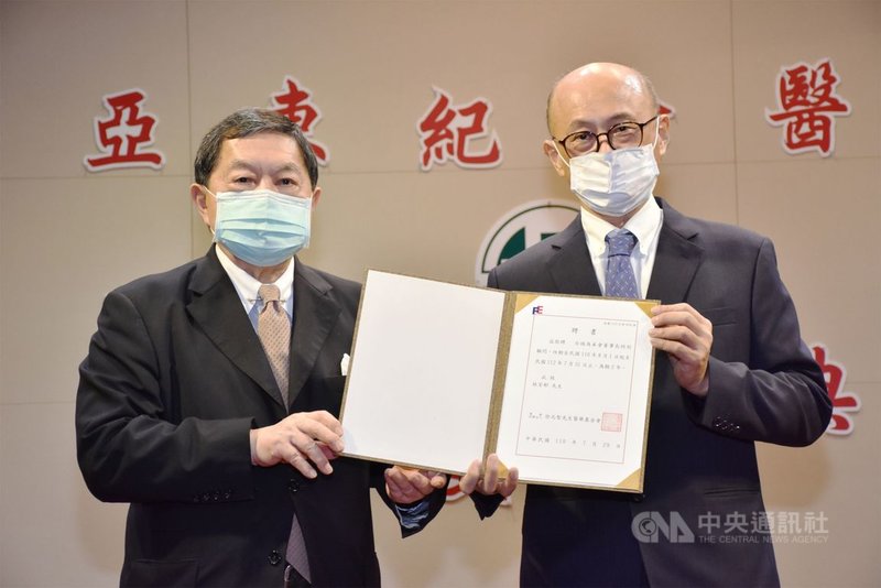 新北市板橋亞東紀念醫院卸任院長林芳郁(右)29日交接,並轉任徐元智先生醫療基金會董事長特別顧問,遠東集團董事長徐旭東(左)頒發顧問聘書。(亞東醫院提供)中央社記者黃旭昇新北傳真 110年7月29日