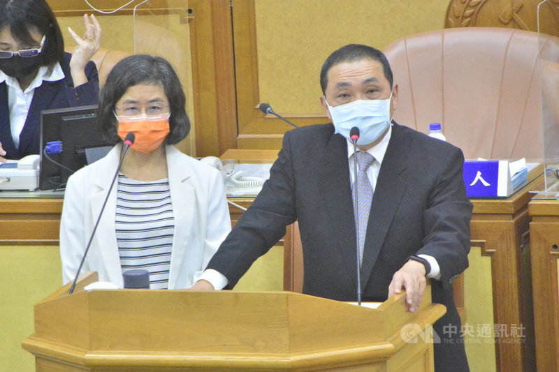 新北市長侯友宜(右)29日答覆總質詢時表示,新北市各行政區城鄉不同,偏鄉區域較無疫情,開學後可以採實體授課,都會區則採線上授課,這部份,學校與家長可討論,選擇最適合的教學方式。中央社記者黃旭昇新北市攝 110年7月29日