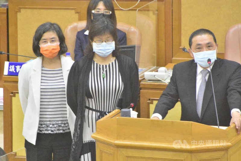 新北市部分醫院為沒有預約者打疫苗,成為29日市議會總質詢焦點。市長侯友宜(右)表示,接種對象符合規定絕對沒有後門。衛生局長陳潤秋(左)說,中央同意協助無法上網者造冊施打。中央社記者黃旭昇新北攝 110年7月29日