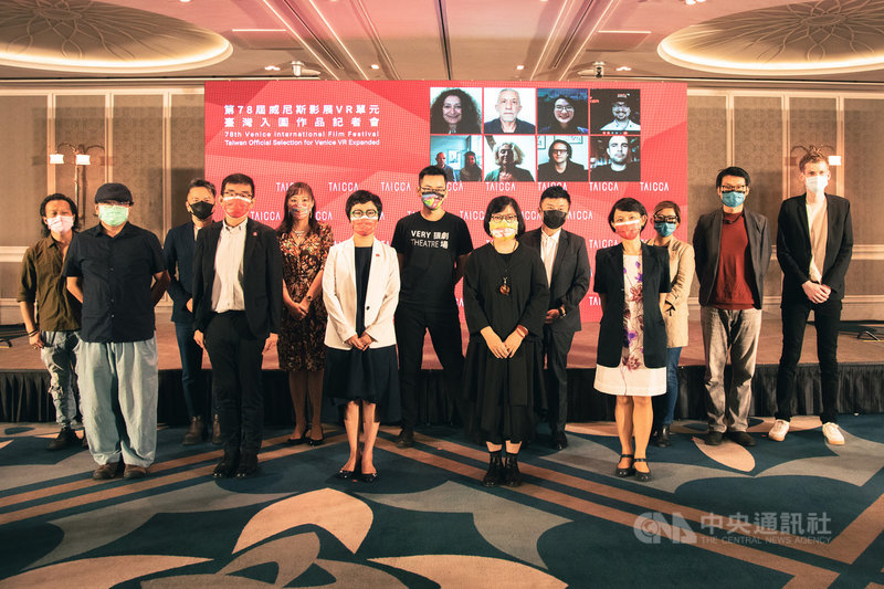 文策院29日舉辦第78屆威尼斯影展VR單元台灣入圍作品記者會,院長李明哲(前左2起)、董事長丁曉菁、高雄市電影館長楊孟穎及文策院副院長張文櫻等人出席。(文策院提供)中央社記者王心妤傳真 110年7月29日