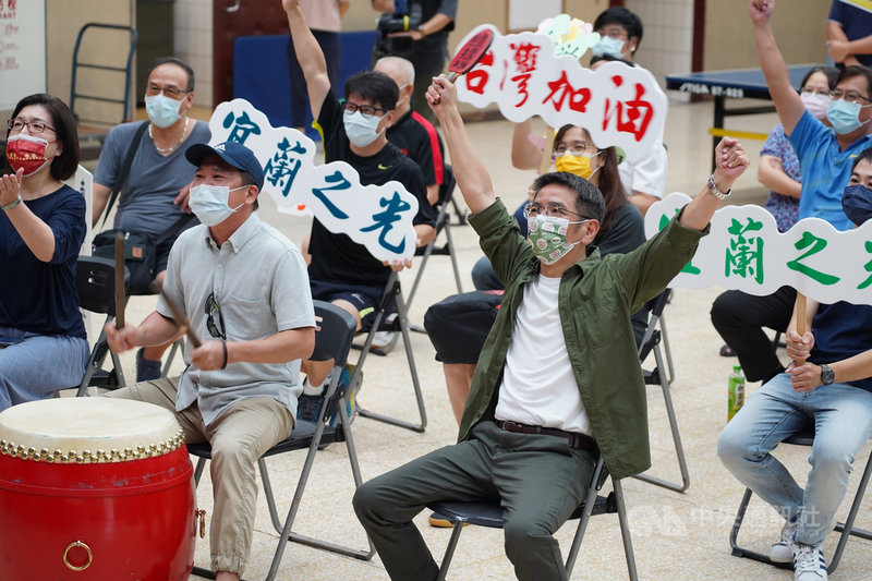 出身宜蘭的桌球好手林昀儒29日在東京奧運桌球男單4強賽與球王樊振東鏖戰7局,宜蘭市長江聰淵(前右)下午與民眾一同觀賞直播賽事,跨海應援。江聰淵說,這場比賽最終雖未能獲勝,但林昀儒的優秀表現讓全世界印象深刻。(宜蘭市公所提供)中央社記者王朝鈺傳真 110年7月29日