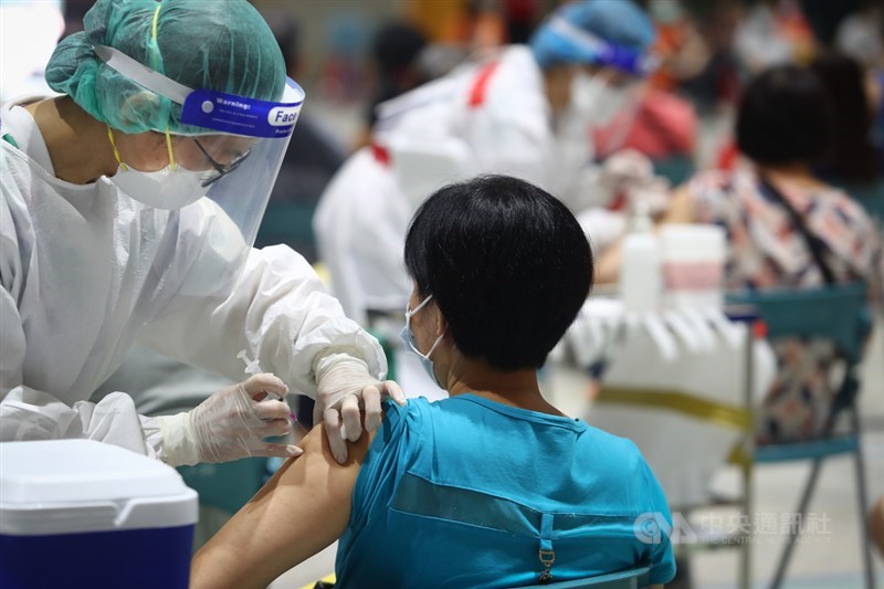 疫情指揮中心指揮官陳時中29日公布,開放合法停居留但無健保卡外籍人士可比照台灣民眾進行COVID-19疫苗意願登記,中國、港澳居民皆可填寫。圖為新北市一處接種站。中央社記者王騰毅攝 110年7月29日