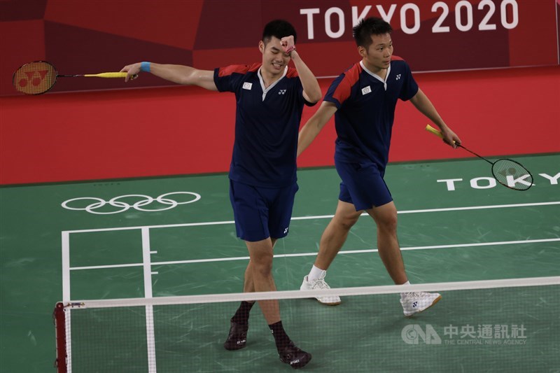 台灣男雙組合王齊麟(左)與李洋(右)29日在東京奧運羽球男子雙打8強賽,直落二擊敗日本組合,成為台灣羽球史上第1組晉級奧運4強的選手。中央社記者吳家昇攝 110年7月29日