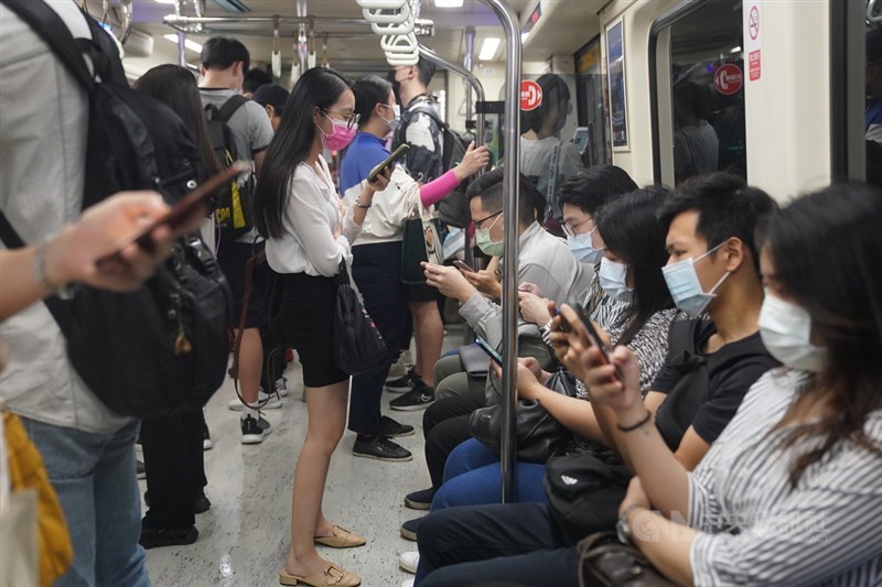 台灣自2020年4月起就已經強制搭乘大眾運輸時須戴口罩。（中央社檔案照片）