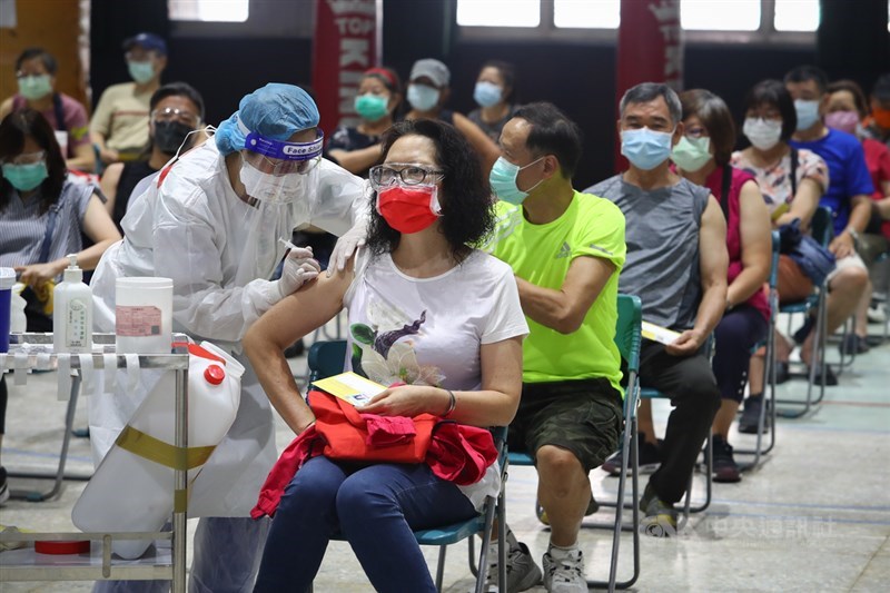 指揮中心29日下午公布,國內COVID-19疫苗累計接種758萬8692人次,疫苗涵蓋率30.97%。圖為新北市一處接種站醫護人員依序替民眾施打疫苗。中央社記者王騰毅攝 110年7月29日