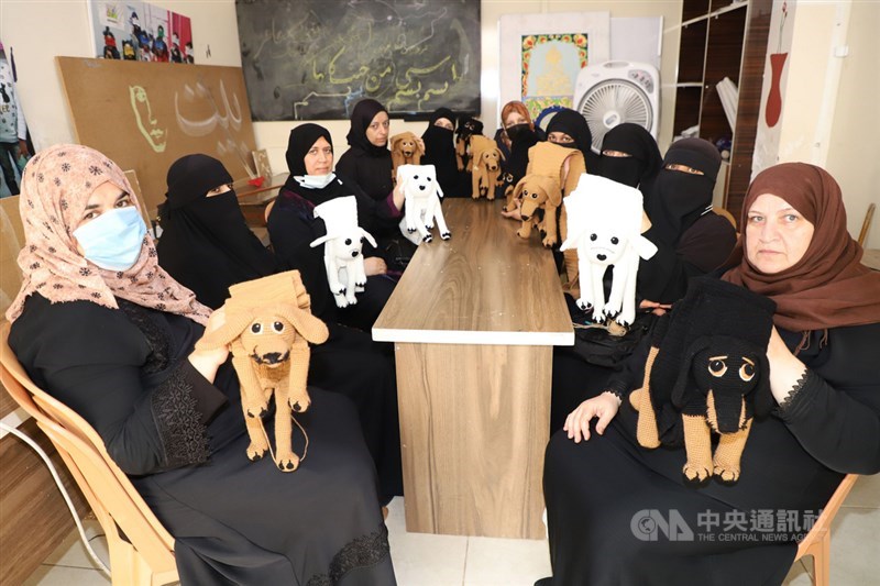 台灣-雷伊漢勒世界公民中心2020年10月投入營運,初期訓練敘利亞婦女用棉線進行編織。一群參與計畫的婦女17日聚集編織「汪汪圍巾」。中央社記者何宏儒雷伊漢勒攝 110年7月29日