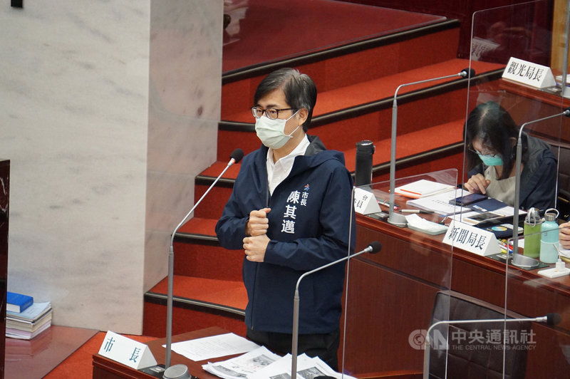 高雄市議會29日舉行市政總質詢,由於今年10月國慶焰火及2022台灣燈會都在高雄舉行,市議員盼活動兼顧防疫和振興經濟,市長陳其邁(前)說,將根據疫情狀況調整,國慶焰火最壞劇本是網路直播,燈會若疫情升級可能延後。中央社記者蔡孟妤攝 110年7月29日