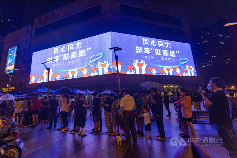 中國29日宣布接種COVID-19疫苗已突破16億劑,與此同時,南京20日爆發的Delta變種病毒本土疫情,已蔓延至15省26市。圖為28日晚上,南京民眾排隊接受核酸檢測。(中新社提供)中央社 110年7月29日