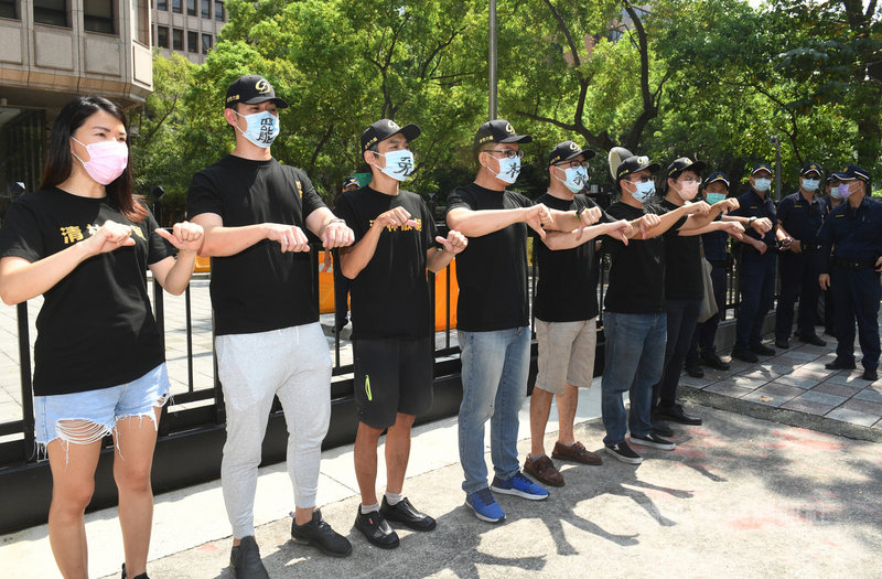 前民進黨台北市議員童仲彥(左4)與表態支持罷免無黨籍立委林昶佐的萬華區年輕人代表,29日在中選會外,著黑色「閃尿」T-Shirt呼口號聲援罷免活動。中央社記者施宗暉攝 110年7月29日