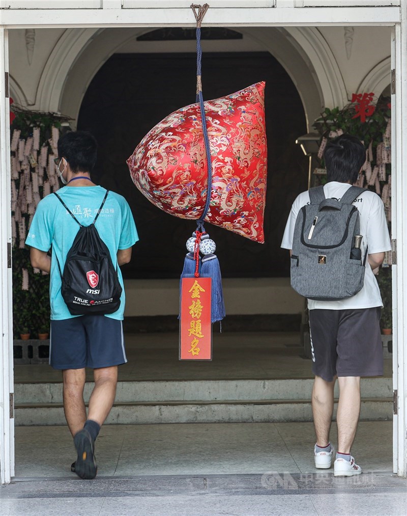 大學指考國文考科29日登場,試題靈活引用各類知識來製造情境,如以古代君臣關係對應現代的上司與下屬關係。圖為台北有考場高掛「包粽」,祝福所有考生「包中」、金榜題名。中央社記者鄭清元攝 110年7月28日