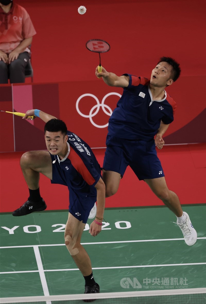 總統蔡英文指出,東奧29日台灣選手參與的賽事,場場扣人心弦。圖為羽球男雙李洋(右起)、王齊麟29日擊敗日本對手闖進4強。中央社記者吳家昇攝 110年7月29日