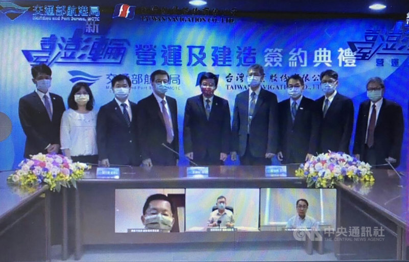 新台澎輪營運及建造案29日在交通部長王國材(中)見證下完成簽約,預計2023年8月營運,票價不變但服務更好。(澎湖縣政府提供)中央社 110年7月29日