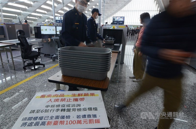 農委會表示,美國農業部網站資訊顯示多明尼加境內採樣豬隻樣本確診感染非洲豬瘟,即起從該國入境旅客若攜帶豬肉產品,將開罰20萬元。(中央社檔案照片)