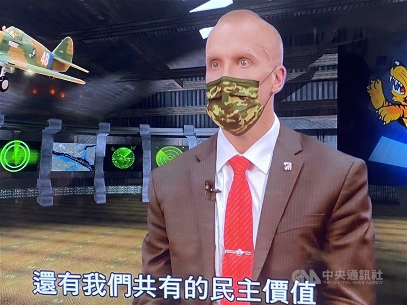 美國在台協會(AIT)葛沛迪上校29日登上國軍節目「莒光園地」,分享台美合作點滴。中央社記者游凱翔翻攝 110年7月29日