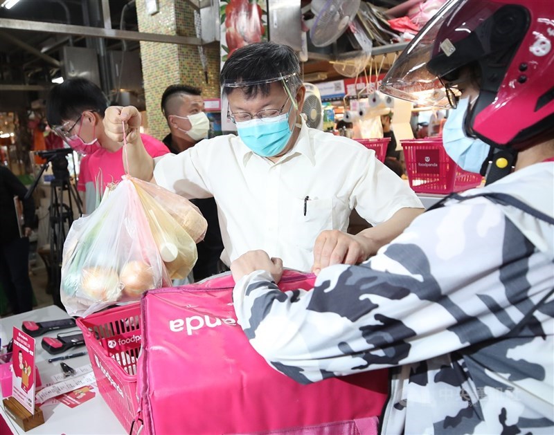 國際英文雜誌「外交家」在文章中提到,北市因接觸史追蹤、檢疫措施鬆散,導致傳統市場爆發疫情、疫苗登記系統不完善等批評。圖為台北市長柯文哲(中)21日上午赴一處市場視察。(中央社檔案照片)
