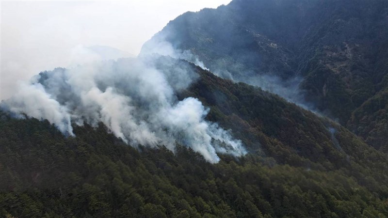NCC專委喬建中5月登玉山時不慎弄翻火爐,造成山林大火,受災面積逾70公頃。(嘉義林管處提供)