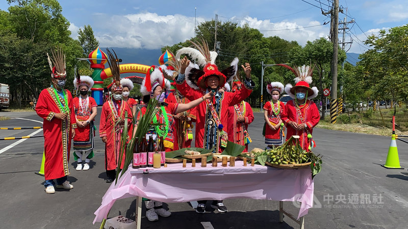 花蓮縣鳳林鎮二代箭瑛大橋歷經2年興建,29日完工通車,當地阿美族耆老為新橋舉辦祈福儀式。中央社記者張祈攝 110年7月29日