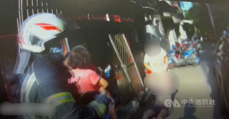 桃園市八德區民宅29日上午發生氣爆,造成2人受傷,所幸皆意識清楚、送醫後無大礙。(翻攝照片)中央社記者葉臻傳真 110年7月29日
