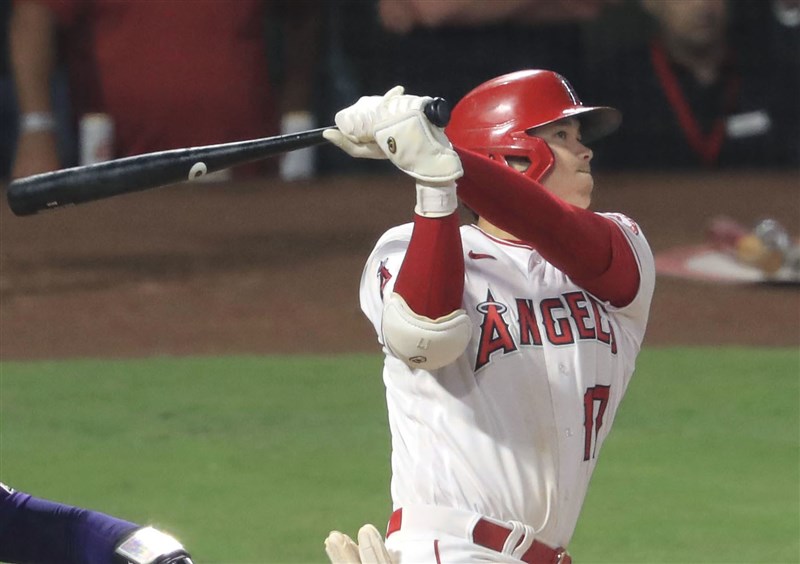 MLB洛杉磯天使隊大谷翔平28日再度展現重砲實力,在與科羅拉多洛磯系列賽最後一戰炸裂全場,讓主場觀眾陷入瘋狂。(共同社)