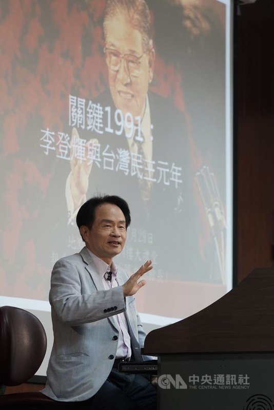 國史館長陳儀深29日下午在國史館大禮堂,以「李登輝與台灣民主化」為題進行演講。中央社記者徐肇昌攝 110年7月29日