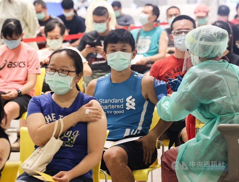 疫情指揮中心指揮官陳時中29日表示,台灣整體疫情還是朝向可控制方向。圖為民眾在花博爭艷館大型接種站依序就座,由醫護上前施打疫苗,不少人皆是神色輕鬆。中央社記者鄭清元攝 110年7月29日