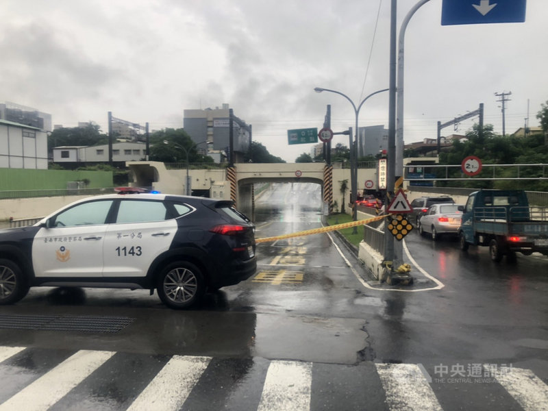 台南市區小東地下道30日上午因強降雨積水達40公分,警方一度派員封閉警戒。(台南市政府提供)中央社記者張榮祥台南傳真 110年7月30日