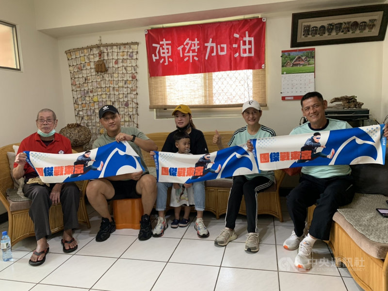 台灣田徑好手陳傑30日上午出戰東京奧運男子400公尺跨欄預賽,親友齊聚家中看轉播加油。(市府提供)中央社記者趙麗妍傳真 110年7月30日