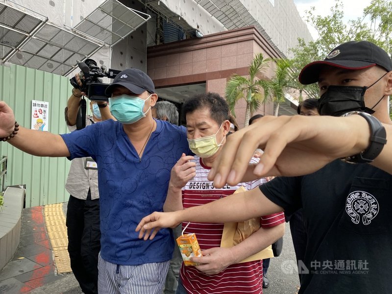 刑事局懷疑天道盟美鷹會要角王鑫(前中)等人涉及數起槍擊案,29日拘提王鑫等5人,王鑫接受偵訊時,保持緘默。30日凌晨依組織犯罪防制條例等罪嫌移送台北地檢署。檢察官複訊後,諭令王鑫以新台幣200萬元交保,並限制出境、出海。中央社 110年7月30日