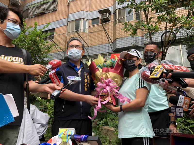 台灣田徑好手陳傑出戰東京奧運,台中市政府運動局長李昱叡(左2)代表獻花給陳傑家人。中央社記者趙麗妍攝 110年7月30日