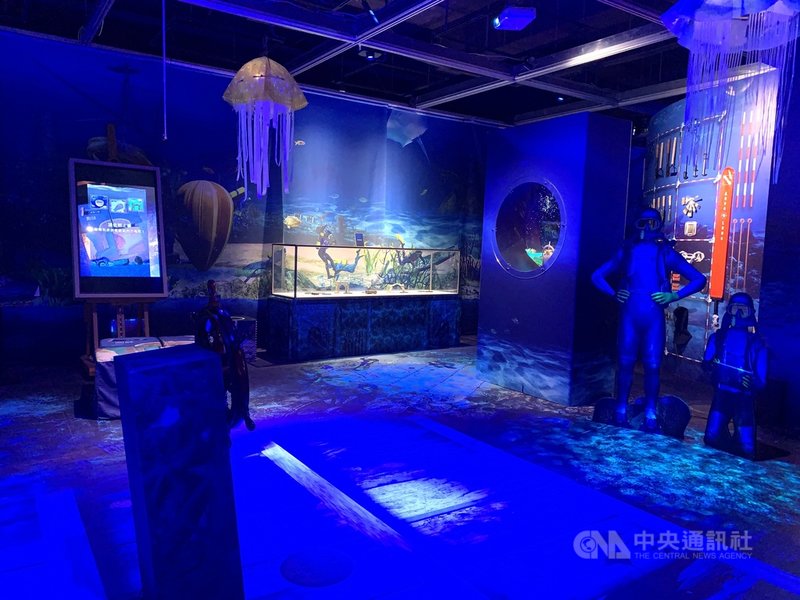 「藏水覓趣:水下文化資產多媒體互動展」移展首站來到馬祖,30日線上開幕,引領觀展者認識台灣6處列冊沉船,其中最受關注的就是沉沒在馬祖東引海域的蘇布倫號,展覽以多媒體科技打造水下沉船情境,並透過測繪員活動、考古裝備帶觀展者體會潛入水下世界的感受。中央社記者邱筠攝 110年7月30日