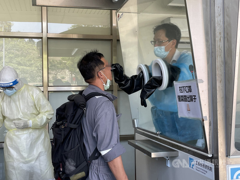 疫情警戒降級,台金航班也調整增加,為避免旅客流量增多而造成離島地區防疫風險升高,國民黨立委陳玉珍等人要求民航局在國內線航空站增加快篩能量。中央社記者黃慧敏攝 110年7月30日