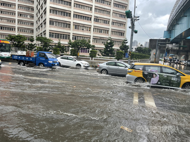 中央氣象局30日下午針對桃園等地發出大雨特報，龜山區也因牆降雨造成多處積淹水，車輛在積水道路上涉水前行。（警方提供）中央社記者葉臻傳真 110年7月30日