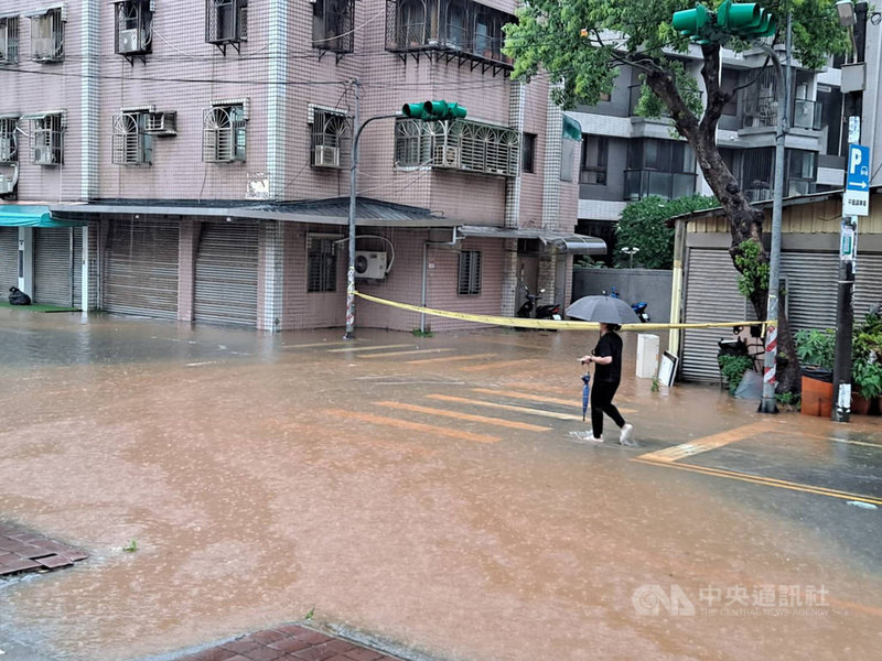 中央氣象局30日下午對桃園市發出大雨特報，龜山區多處路段出現積水情形。（警方提供）中央社記者葉臻傳真 110年7月30日