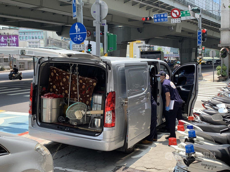 65歲洪姓男子涉嫌以行動算命車方式,在大桃園和新北地區斂財騙色長達5年時間。檢警組專案小組調查,發現洪男家住桃園蘆竹,29日凌晨持拘票及搜索票前往拘提,當場逮人,並查扣作案用行動廂型車1部等。(翻攝畫面)中央社記者沈佩瑤傳真 110年7月30日