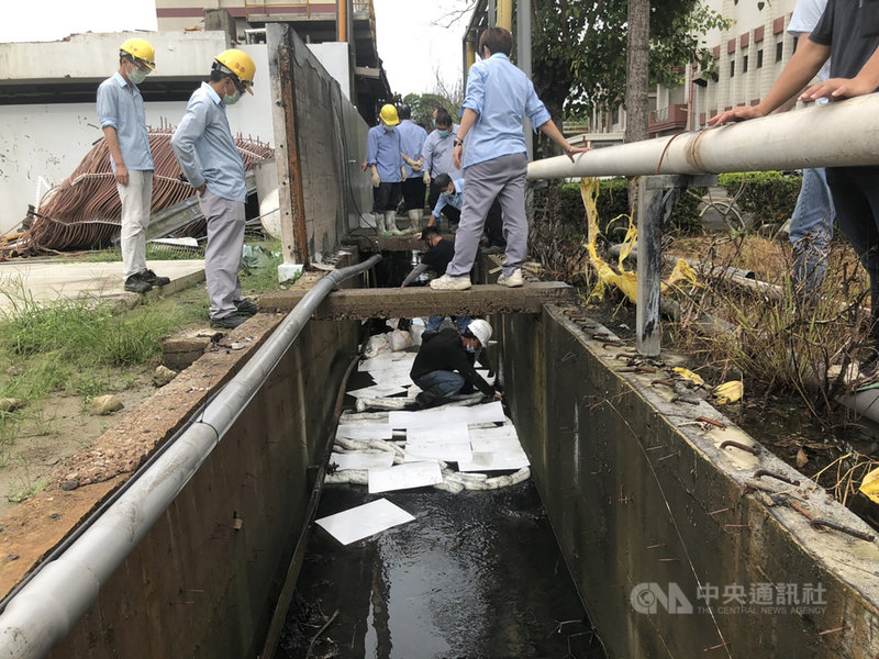台南市環保局30日下午獲報,新營區土庫里排水溝發現油污,環保局立即循線稽查,發現是一家工廠因熱媒鍋爐施工,造成管線疏漏煤油污染排水溝,且恐有擴散之虞,隨即啟動油污攔除作業,以防下游受到影響。(台南市環保局提供)中央社記者張榮祥台南傳真 110年7月30日