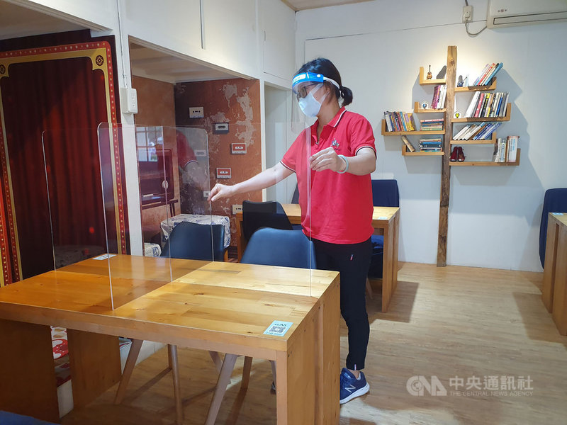 COVID-19(2019冠狀病毒疾病)疫情降級,屏東勝利星村店家近日陸續恢復正常營運,餐飲業者依中央指引加強防疫措施、開放內用,也已接獲顧客預約用餐,外帶服務也不中斷,符合各界消費需求。(屏東縣政府提供)中央社記者郭芷瑄傳真 110年7月30日