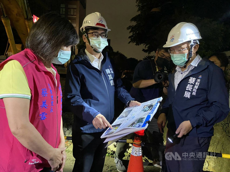 中央氣象局預估南部地區有局部豪雨等級以上發生機率,高雄市長陳其邁(中)30日晚間在水利局長蔡長展(右)等陪同下前往視察鳳山曹公圳分洪計畫,並指示分洪工程要盡速完成。(高雄市水利局提供)中央社記者洪學廣傳真 110年7月30日