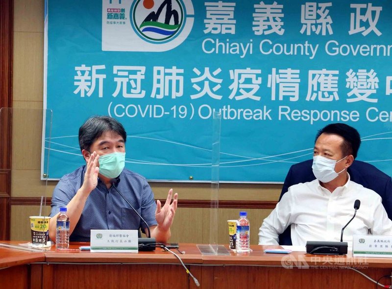 嘉義縣某工廠爆發職場群聚染疫,30日有9人確診,嘉義縣長翁章梁(右)下午召開線上記者會說明,醫福會執行長王必勝(左)也南下提供防疫策略,表示疫調須持續進行並擴大匡列。(嘉義縣政府提供)中央社記者黃國芳傳真 110年7月30日