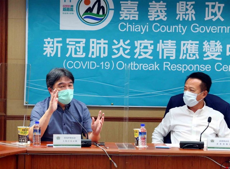 嘉義縣某工廠爆發職場群聚染疫,嘉義縣長翁章梁(右)下午召開線上記者會說明,醫福會執行長王必勝(左)也南下提供防疫策略,表示疫調須持續進行並擴大匡列。(嘉義縣政府提供)中央社記者黃國芳傳真 110年7月30日