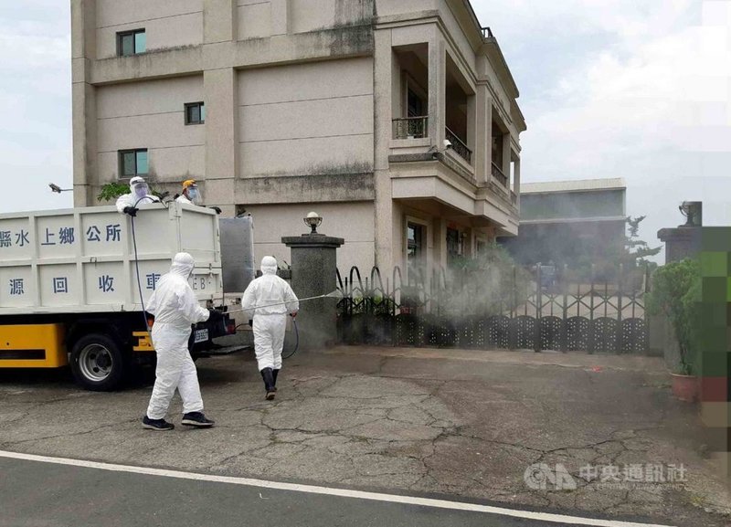 嘉義縣某工廠爆發職場群聚染疫,30日有9人確診,環保局及各鄉鎮清潔隊立即針對工廠及足跡場所進行大清消。(嘉義縣政府提供)中央社記者黃國芳傳真 110年7月30日