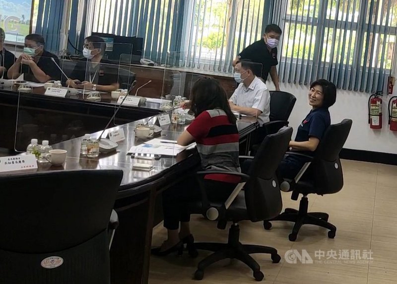 台東縣長饒慶鈴(右)30日到台東縣議會專案報告,台東縣議員林參天檢舉,饒慶鈴從下車到進入會議室約5分鐘時間都未戴口罩。台東縣衛生局將研議如何處置。中央社記者盧太城台東攝 110年7月30日